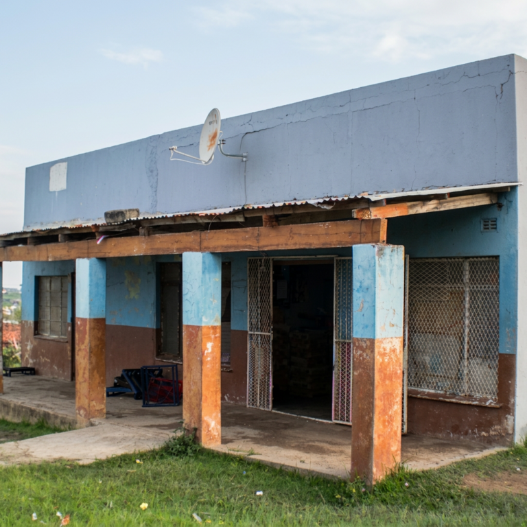 “Ndive ngezinja…bendifuna uvul’umnyango ndikrobe, kodwa ndoyika”: Two spaza shops torn apart overnight in Nqabarha