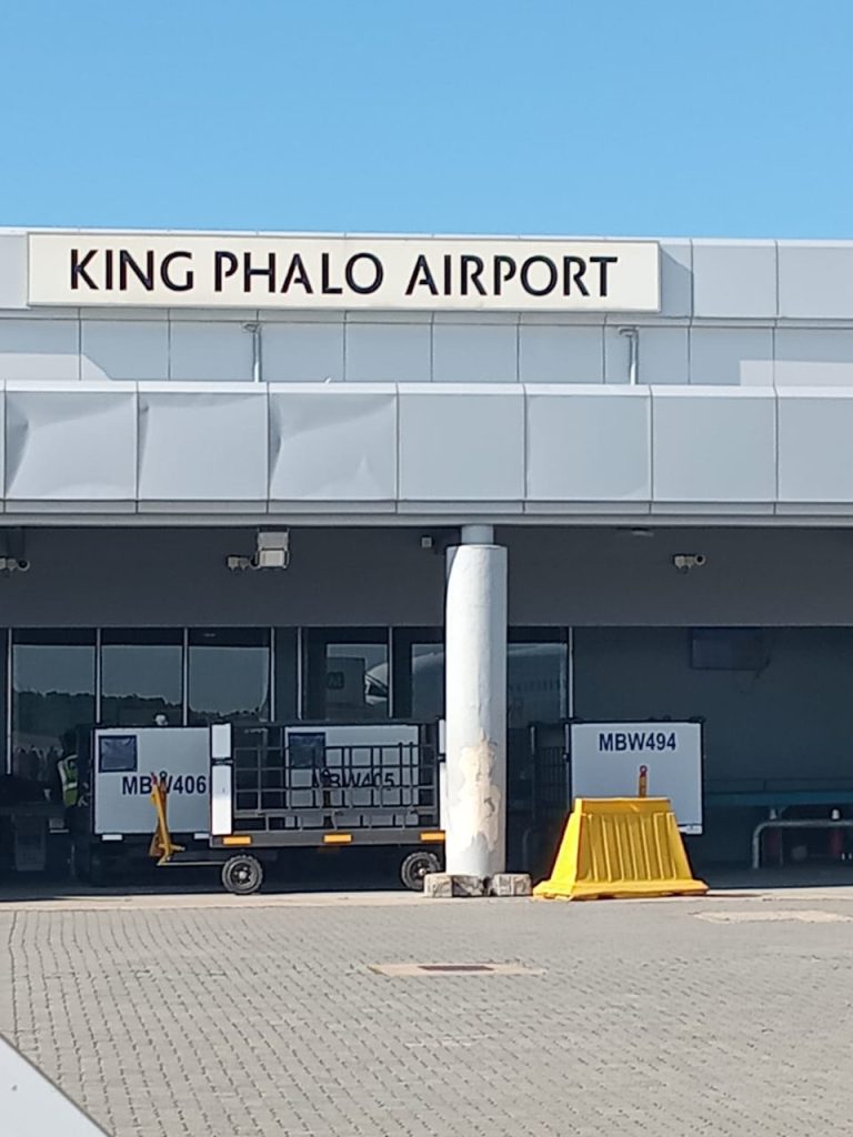 Amapolisa akungqinile ubukho benqwelo ntaka emva kwezigrogriso no tsuphe wesiqhumbisi eKing Phalo Airport